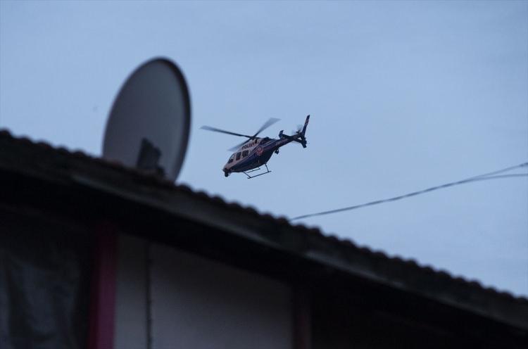 <p>Kale Mahallesi'nin etrafını saran polis ekipleri bölgeye giriş ve çıkışları kontrol altına aldı.</p>
<p>Hava destekli operasyonda bir polis helikopteri de bölgedeki şüpheli araç ve kişilere karşı ekipleri uyardı.</p>