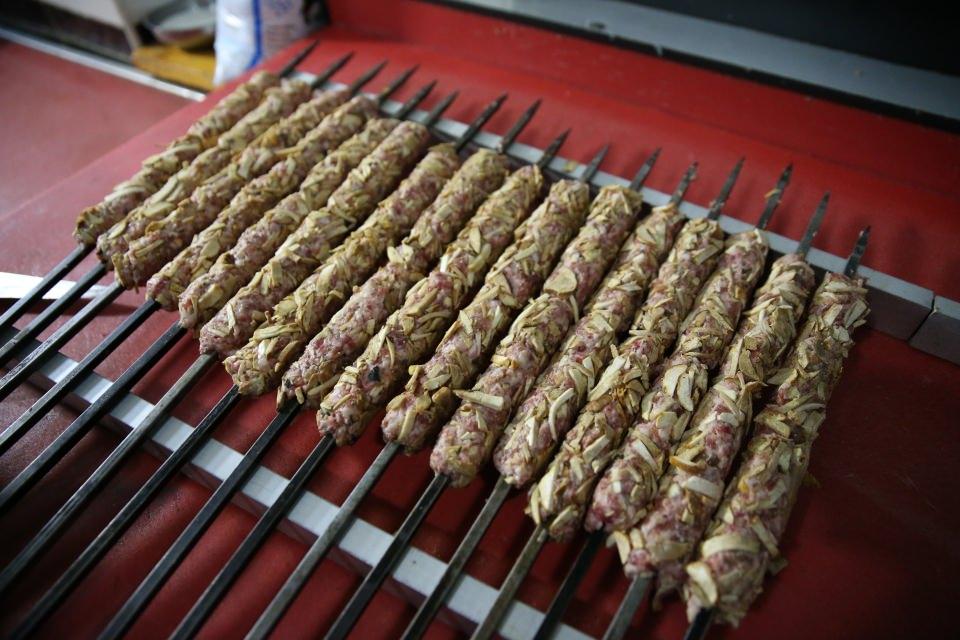 <p>Kentin en meşhur kebap ustalarından Şükrü Bayram, AA muhabirine yaptığı açıklamada, baharla birlikte keme kebabının akla geldiğini ve bu anlamda müşterilerin yoğun ilgisiyle karşılaştıklarını söyledi.</p>

<p> </p>
