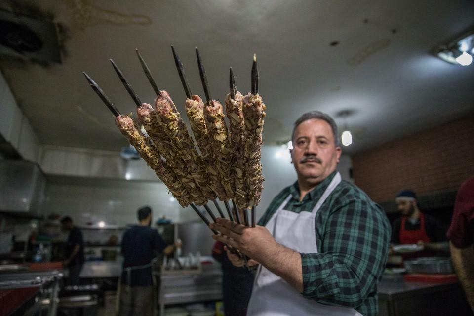 <p> Biz de bunu temizledikten sonra etle birlikte karıştırıp harika bir lezzete dönüştürüyoruz. Bu kebabın yaklaşık 1,5 aylık süresi var, ondan sonra olmaz. Geçen yıl keme çok yoktu, o yüzden fiyatı daha yüksekti ama bu yıl inşallah bereketli olacak."</p>
