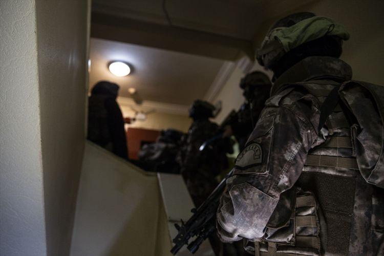 <p><strong>Dizi işine de el attılar "fragman" yayınladılar</strong></p>
<p>Polisin yaptığı soruşturmada örgütün faaliyetlerine ilişkin sıra dışı bilgilere de ulaşıldı. Örgüt üyelerinin suç faaliyetlerini ve mafya türü yapılanmaları özendiren bir internet dizisinin çekimlerine başladığı ve fragmanını da sosyal medyada yayınladıkları öğrenildi. Toplumdaki adalet duygusunu zedelemeye yönelik ifadelerin yer aldığı fragmana yönelik yasal yaptırımların uygulanması için ilgili birimler aracılığıyla girişimlerde bulunulacağı bildirildi.</p>