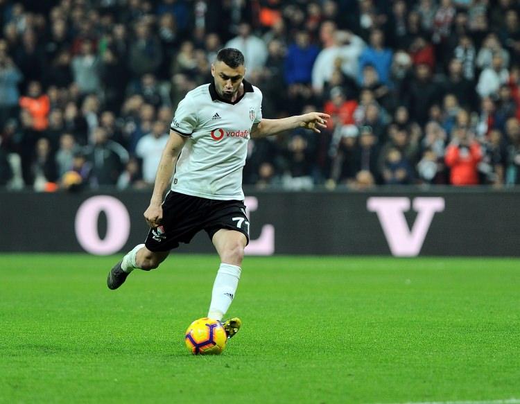 <p>Beşiktaş, Atiker Konyaspor maçının 34. dakikasında tehlikeli bir noktadan frikik kazandı. Topun başına geçen Burak Yılmaz, frikikten attığı golle Beşiktaş'ı 2-1 öne geçirdi.</p>
