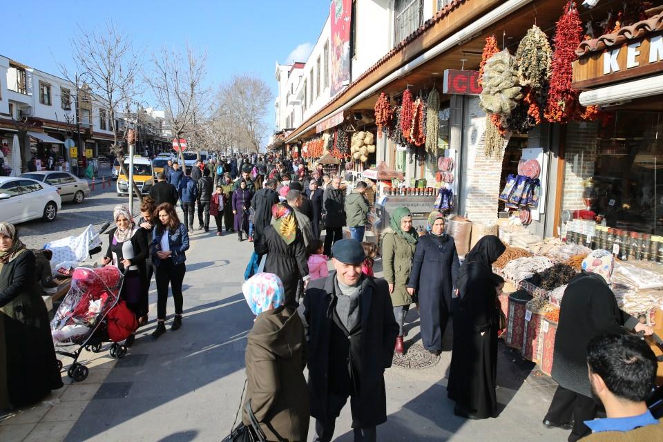 <p><strong>Okulları tahrip ettiler</strong></p>

<p>Süleyman Nazif Anaokulu, Yavuz Selim Ortaokulu, Mardinkapı İlk ve Ortaokulunu ateşe veren teröristler, öğrencileri de mağdur etti. İlçedeki 7 okulda bini aşkın öğrenci, terör saldırıları nedeniyle eğitimine ara vermek zorunda kaldı. Bu öğrencilerin bir bölümü, terör saldırıları nedeniyle aileleriyle yerleştikleri farklı il ve ilçelerdeki okullarda misafir olarak eğitimlerini sürdürdü.</p>
