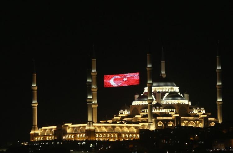 <p> Bir grubun, ellerinde Türk ve Filistin bayraklarıyla camiye geldikleri görüldü. </p>
