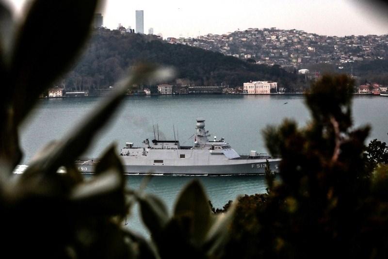 <p>Anadolu'yu çevreleyen Karadeniz, Ege ve Akdeniz'de aynı anda 103 savaş gemisinin katılımıyla gerçekleştirilen 'Mavi Vatan-2019' tatbikatının Foça bölümünde, senaryo gereği düşman toprağı olan Hekim Adası'na amfibi çıkarma harekatı başladı.</p>

<p> </p>
