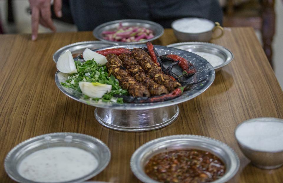 <p>"Halil İbrahim sofrası ve bereketi" ile özdeşleşen ve gastronomi turizminde adından söz ettiren Şanlıurfa'daki kebap çeşitleri, yöre halkının yanı sıra damak tadını önemseyen yerli ve yabancı turistlerin de dikkatini çekiyor.</p>

<p> </p>
