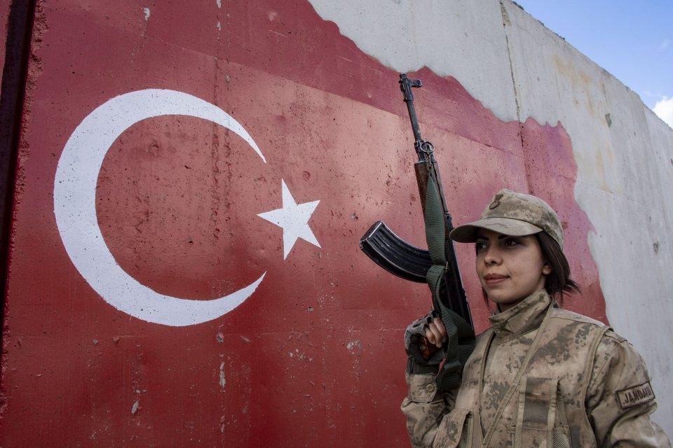 <p>Ülkede bu görevi yürüten yüzlerce kadın arasında Diyarbakır'ın Ergani ilçesinde güvenlik korucusu Özgül Güzey ve Sur ilçesinde mahalle bekçisi Neslişah Alp de bulunuyor.</p>
<p> </p>
