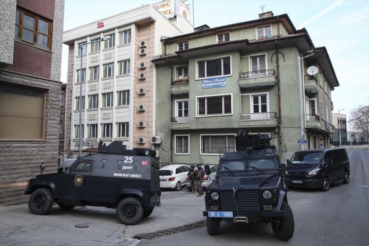 <p>2018'de iki büyük operasyonla çökertilen "Ötleşler" ve "Arkaçlar" isimli suç örgütlerinden boşalan yeri doldurmaya çalışan örgütün uyuşturucu madde ticaretinde gizliliğe büyük önem verdiği, sokak satıcıları ve torbacı olarak görevlendirdiği örgüt üyelerinin araç giriş ve çıkışının zor olduğu gecekondu semtlerini tercih ettiği, uyuşturucu satışının yapıldığı bölgelerde gözcüler görevlendirdikleri bilgisine ulaşıldı.</p>
