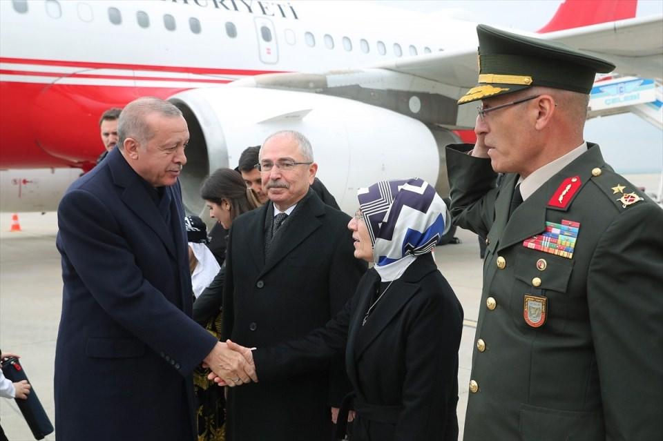 <p>Türkiye Cumhurbaşkanı ve AK Parti Genel Başkanı Recep Tayyip Erdoğan'ın partisince düzenlenen mitinge katılmak üzere Mardin'e geldi. Erdoğan, vali Mustafa Yaman tarafından karşılandı.</p>
