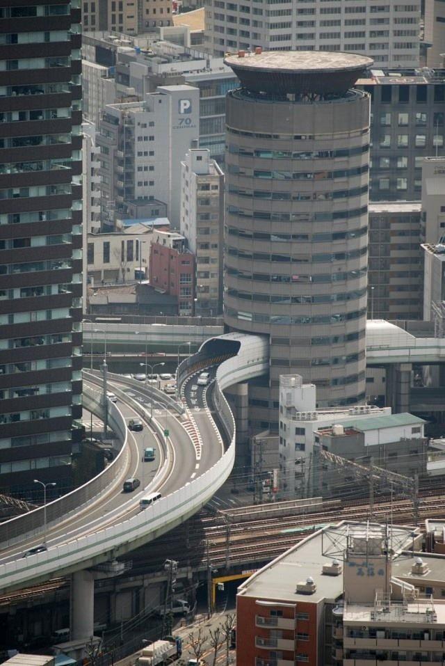 <p>Japonya'da bulunan ve Osaka Kalesi isimli binanın içinden geçen o enteresan ve bir o kadar da güzel tasarıma sahip olan yol, görenleri kendine hayran bırakıyor.</p>
