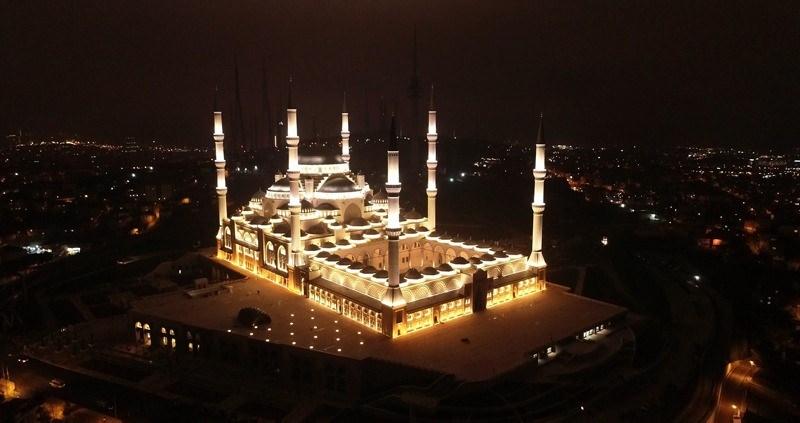 <p>Asrın Mührü Çamlıca Camii, 7 Mart Perşembe, Regaib Kandili gecesinde açılıyor. Bu unutulmaz günü hep beraber yaşayalım. Tüm halkımız davetlidir" dedi.</p>
<p> </p>