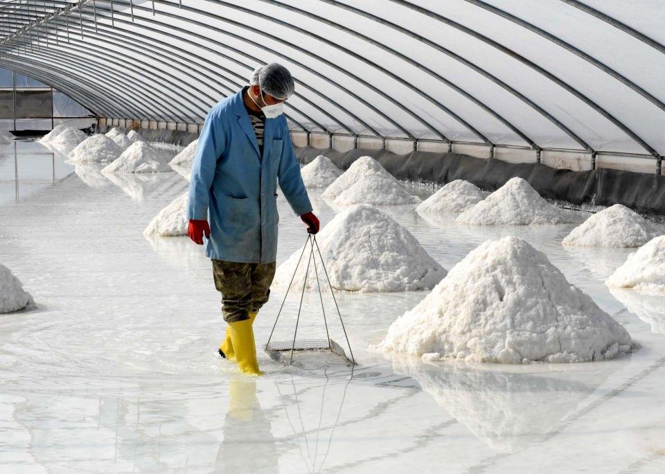 <p>Kramp ağrılarına iyi geldiği için çok tercih ediliyor. Tuzumuzu Arsenal kulübü kullanıyor. Yaklaşık bir yıl oldu oraya göndereli. Türkiye'deki takımlarımıza da verdik. Sporcuların en büyük sorunu kramp ve eklem ağrıları. Bizim tuzumuz da ona birebir iyi geliyor. Sporcuların beslenmelerinde de tuzumuz çok kullanılıyor."</p>
