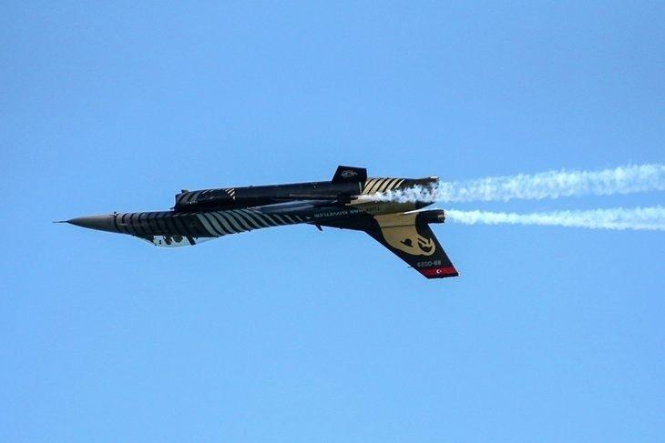 <p>F-16 pilotunun yapığı tehlikeli manevralarını cep telefonuyla saniye saniye kaydeden vatandaşlar, gösteriyi büyük bir beğeniyle izledi.</p>