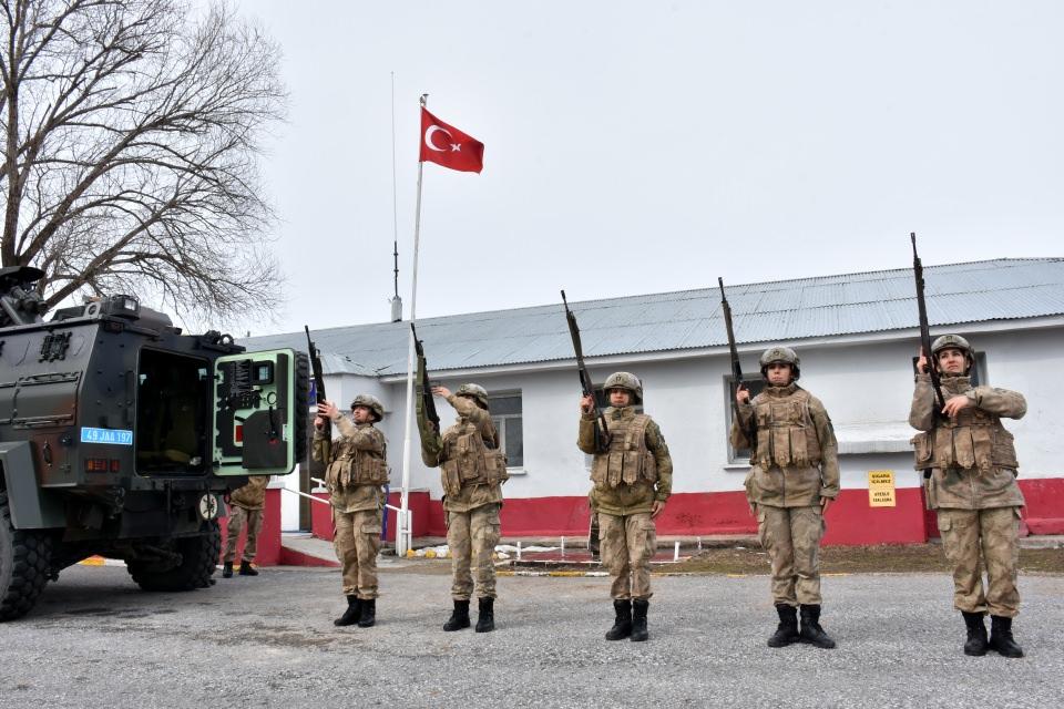 <p>Astsubay Çavuş Emine Akboğa da Muş İl Jandarma Merkez Karakol Komutanlığında destek tim komutanı olarak görev yaptığını bildirerek, "Mesleğin verdiği gurur tüm zorlukların önüne geçiyor. </p>
<p> </p>