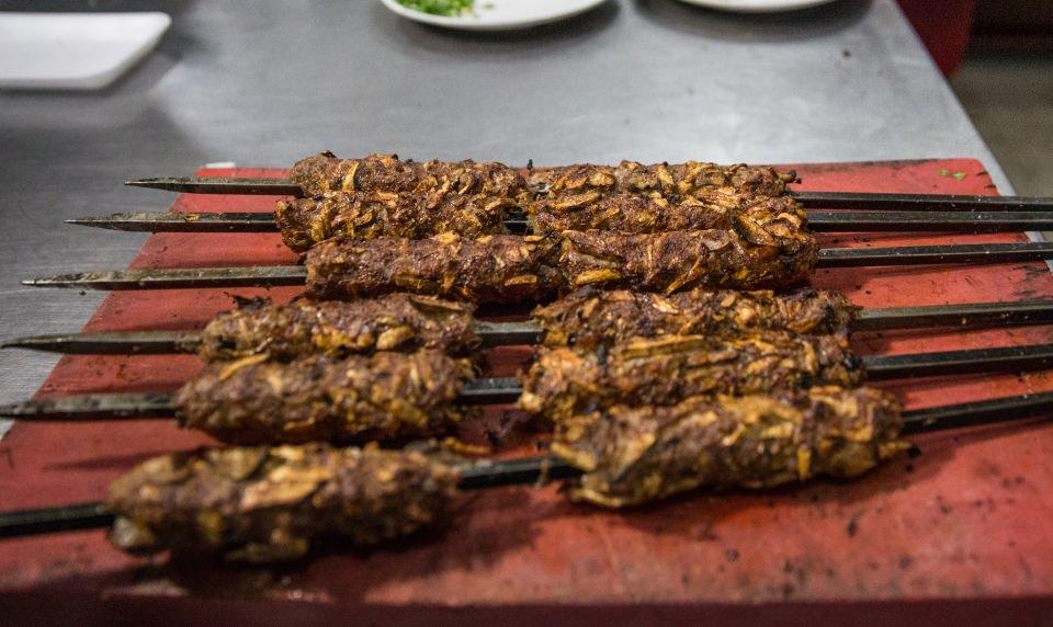 <p>Kemenin fiyatı yüksek olduğu için bundan yapılan kebap da daha pahalı oluyor. Buna rağmen çokça tercih ediliyor. </p>