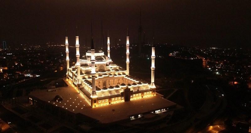 <p>Komplekste ayrıca sanat atölyeleri, kütüphaneler ve konferans salonları, 3 bin 500 araç kapasiteli katlı bir otopark da var.</p>

<p> </p>
