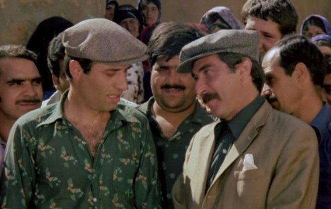 <p>Yeşilçam'ın unutulmaz filmlerinden Kibar Feyzo'da ufak bir rol alan ve Kemal Sunal'ın arkasında kıpırdamadan duran o asker bakın kim çıktı...</p>

<p>Milyonların gönlüne taht kuran Kibar Feyzo filmi, 1978 yılında Atıf Yılmaz yönetmenliğinde çekildi.</p>
