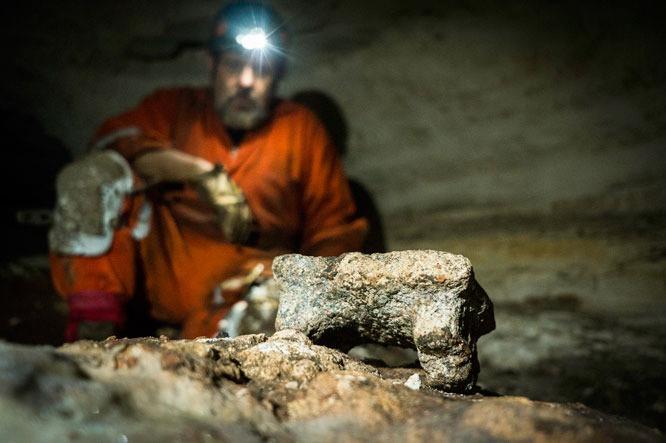 <p>Meksika'da arkeologlar, Kolomb öncesi uygarlıklardan Mayalara ait Chichen Itza antik şehrinde, içinde 200 seramik kap olan bir adak mağarası bulduklarını açıkladı.</p>