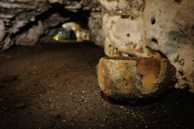 <p>De Anda, Mayaların adaklarını sunmak için son derece dar olan mağarada karınlarının üstünde sürünmeleri gerektiğini ve adakların genellikle Tlaloc adını verdikleri yağmur tanrısına sunulduğunun varsayıldığını söyledi.</p>