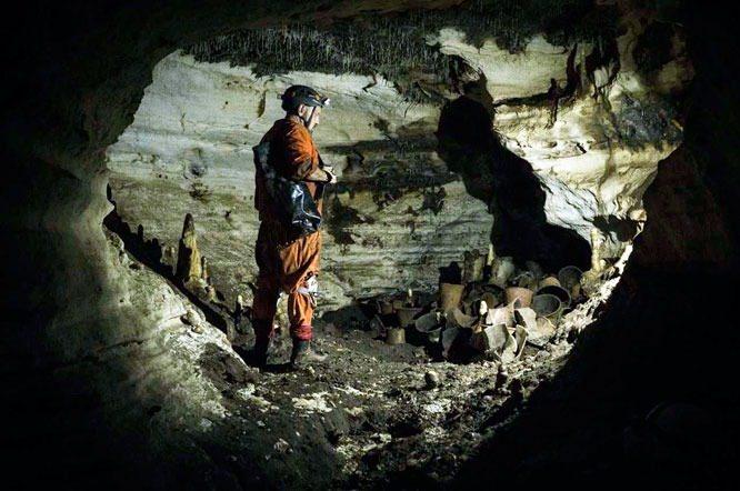 <p>"Balamku" adı verilen mağaranın, Maya uygarlığı tarafından inşa edilen Kukulkan Piramidi'nin 3 kilometre doğusunda yer aldığını belirten De Anda, uzmanların mağara ile piramit arasında bir bağlantı olup olmadığını araştırdığını aktardı.</p>