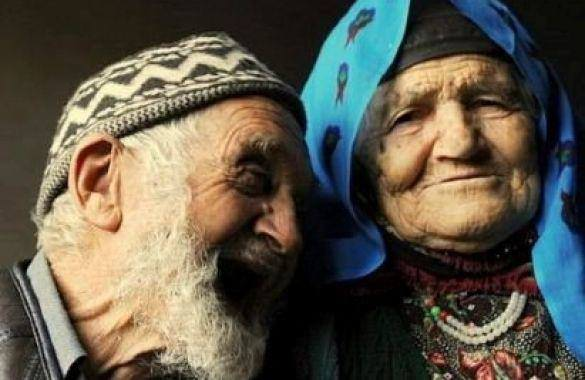 <p>Hayattaki manevî büyüklerimizin, anne ve babamızın, dostlarımızın ve diğer yakınlarımızın kandilleri bizzat giderek veya telefon, faks yahut e–mail çekerek tebrik edilmeli; duaları istenmeli</p>