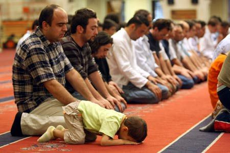 <p>Kandil gecesinin akşam, yatsı ve sabah namazları cemaatle ve camilerde kılınmalı</p>