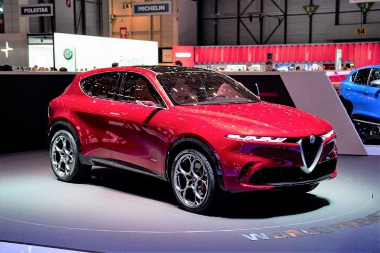 <p>Alfa Romeo, 89'uncu kez düzenlenen Cenevre Otomobil Fuarı'nda SUV pazarında dengeleri değiştirecek yeni bir konsept otomobili gün yüzüne çıkardı. Markanın ilk plug-in hybrid otomobili ve ilk orta sınıf SUV modeli olan Tonale konsepti, günümüzün en hızlı büyüyen segmentlerinden olan SUV pazarına yeni bir soluk getirmeye hazırlanıyor. Smarka, bu yıl 89'uncusu düzenlenen Cenevre Otomobil Fuarı'nda tüm dikkatleri üzerine çekecek yeni SUV konseptini tanıttı.</p>