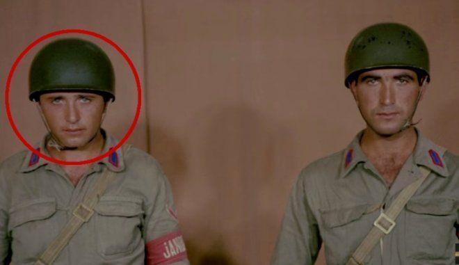 <p>Filmin ilk sahnesinde Kemal Sunal ifade verirken, arkada hiç kıpırdamadan duran iki askerden biri Aslan Cergel'den başkası değil.</p>

<p> </p>
