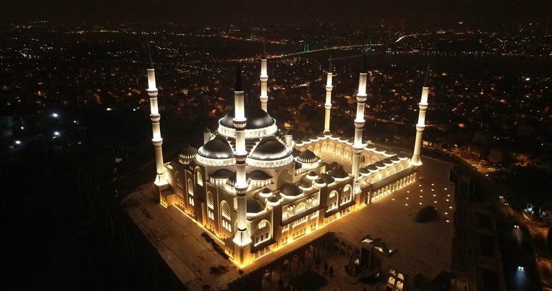 <p>İstanbul'un en yüksek rakımlı tepesi olan Çamlıca'da 2013 yılında yapımına başlanan ve 6 yılda tamamlanan Çamlıca Camii, kapılarını vatandaşlara açmak için gün sayıyor. Cami, 7 Mart Perşembe günü büyük bir törenle açılacak. 7 Mart aynı zamanda Regaib gecesi ve 8 Mart'taki 3 aylar başlangıcının da müjdecisi.</p>

<p> </p>
