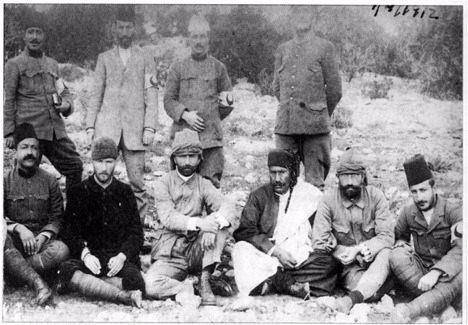 <p>Enver Paşa ve Mustafa Kemal, 1911 Trablusgarp</p>

<p> </p>
