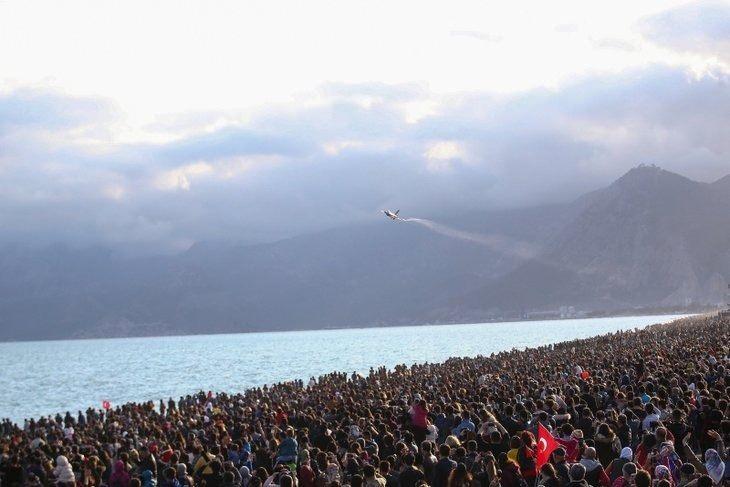 <p>Yaklaşık yarım saatlik gösterinin ardından F-16 uçağı, Antalya Hava Meydan Komutanlığına iniş yaptı.</p>