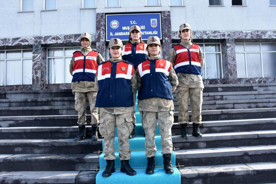 <p>Muş'ta bir çocuk annesi Astsubay Kıdemli Çavuş Sevilay Tan, evde 2,5 yaşındaki oğluna annelik yapıyor, iş hayatında terör ve kaçakçılıkla mücadelede aktif görev alıyor.</p>
<p> </p>