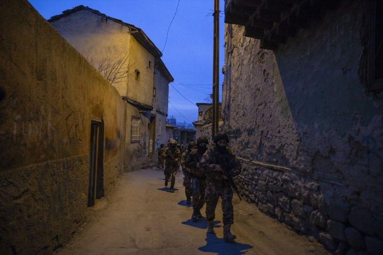 <p>Ankara Emniyet Müdürü Servet Yılmaz'ın yönettiği helikopter destekli operasyonda özel harekat polisleri ile narkotik köpekler de görev aldı. Operasyona Narkotik Suçlarla Mücadele Daire Başkanlığı ve İstihbarat Şube Müdürlüğü ekipleri de destek verdi.</p>