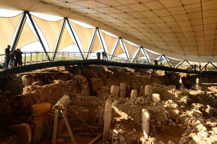 <p>GÖBEKLİTEPE NASIL BULUNDU?</p>

<p>Göbeklitepe’nin bulunuş hikayesi 1986’da tarlanın sahibi Şavak Yıldız’ın iki kireçtaşı heykel bulup müzeye götürmesiyle başlıyor. Benzeri olmadığı için ne olduğu anlaşılamayan heykeller uzun süre depoda bekliyor. Ta ki Urfa’daki başka bir taş çağı yerleşimini kazan iki arkeolog depoya eser teslim etmek için gelene kadar.</p>
