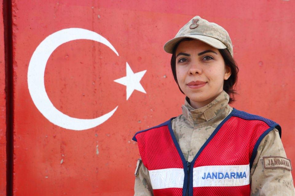 <p>Diyarbakır'da, vatandaşın huzur ve güvenliğini sağlamak için görev yapan kadın güvenlik korucuları ile çarşı ve mahalle bekçileri, vatan savunmasında jandarma ve polis memurlarıyla omuz omuza mücadele yürütüyor.</p>
