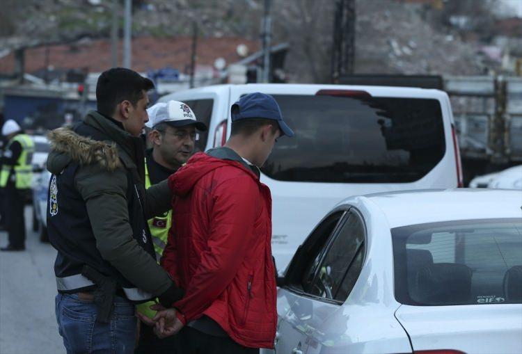 <p>Söz konusu operasyonlarda ise 976 kilogram esrar, 201 kilogram eroin, 23 kilogram kokain, 450 bin ecstasy, 270 kilogram skunk maddesi ele geçirildi.</p>