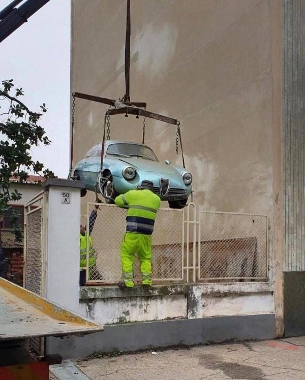 <p>Bulunduğu bodrumda tam 35 yıl geçiren 1962 Alfa Romeo Giulietta SZ markalı aracın yenilendikten sonraki hali görenleri kendine hayran bıraktı.</p>