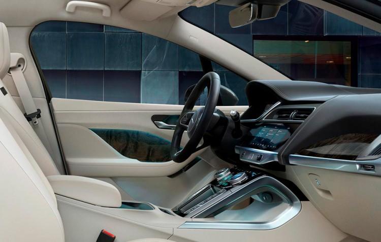 <p><span style="color:#FF8C00"><strong>İŞTE YILIN OTOMOBİLİ</strong></span><br />
<br />
89. Cenevre Otomobil Fuarı'nda, Jaguar'ın tam elektrikli SUV modeli I-PACE "Yılın Otomobili" seçildi.</p>