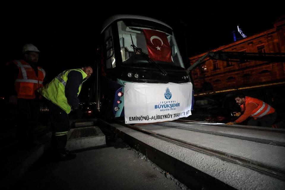 <p>Saatte tek yönde 25 bin yolcuya hizmet verecek olan Eminönü-Alibeyköy tramvay hattı, vatandaşlara Eminönü'nden Alibeyköy Otogarı'na yaklaşık 30 dakikada ulaşım imkanı sağlayacak.</p>

<p> </p>

