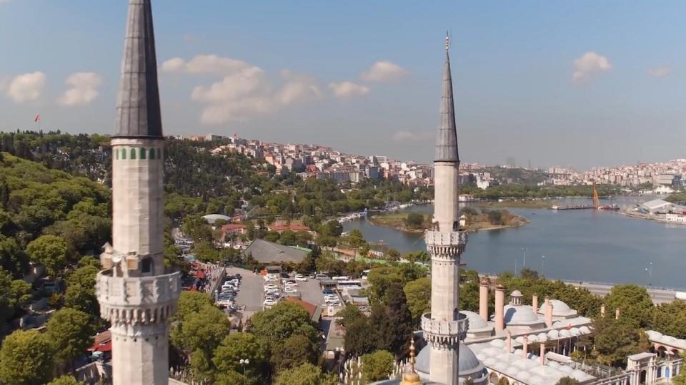 <p>Getirilen deniz su ile Haliç'te canlılar yeniden hayat buldu.</p>
