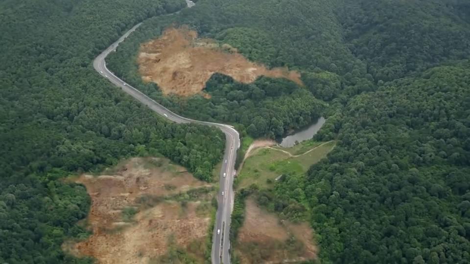 <p>Türkiye genelinde de 120 bin Belgrad Ormanı büyüklüğünde alanı ağaçlandırıldı ve başta eski statları yeşil alana dönüştürecek projelerle millet bahçelerini, şehir parklarını ülke çapına yayıyor.</p>
