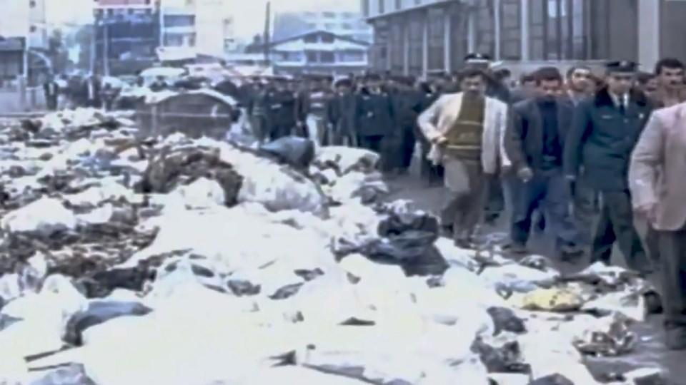 <p>Sokaklardan haftada bir toplanabilen çöpler, vahşi çöp depolama alanlarına ve orman sahasına rastgele bırakılıyor, yer yer denize dökülüyor ve bu nedenlerle tam bir çevre felaketi yaşanıyordu.</p>
