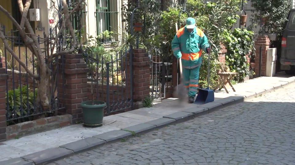 <p>Sokaklardan çöpler günlük olarak toplanmaya başlandı.</p>
