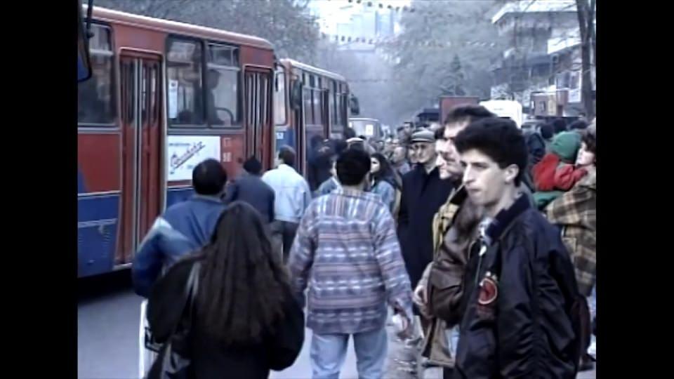 <p>Mevcut araçlar yetmiyor, otobüs duraklarında bitmeyen kuyruklar oluşuyordu.</p>
