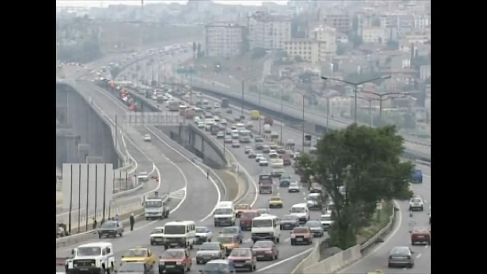 <p>İnsanlar evlerine, işlerine, okullarına giderken her gün çile çekiyordu. </p>
