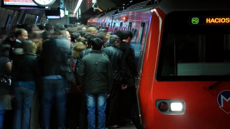 <p>Bir yandan toplu taşıma yaygınlaştırılıp, metrolarla yoğunluğun bir bölümü yer altına alınırken yeni kavşak ve yollar için de düğmeye basıldı.</p>
