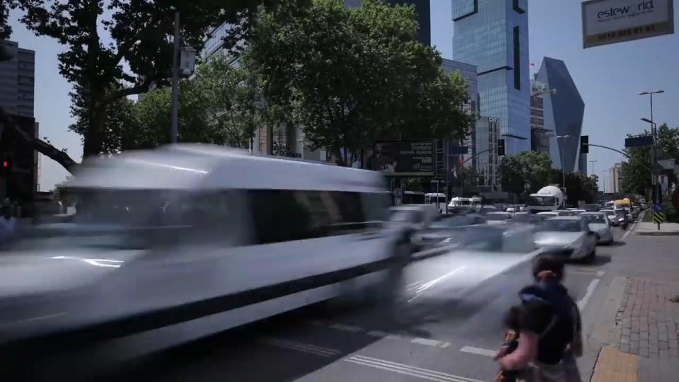 <p>Şehrin en kritik arterleri, en yoğun noktaları bir bir belirlenerek yeni yol, kavşak ve tünel inşaatları için çalışmalar başlatıldı. </p>

