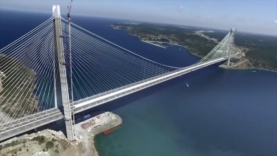 <p>24 yılda cumhuriyet tarihi boyunca yapılandan daha fazla yatırımla İstanbul'a, neredeyse dünyanın etrafını tam tur dönecek uzunlukta yeni yollar kazandırıldı.</p>
