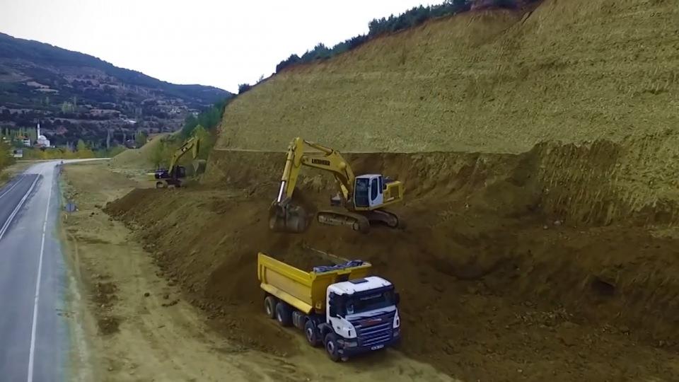 <p> Yol ve kavşak yapımının yanı sıra şehrin trafiği akıllı sinyalizasyon sistemleriyle yönetilir hale geldi.</p>