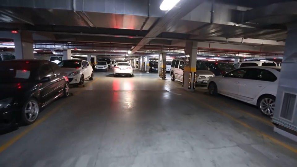 <p>Zemin altı otopark hamlesiyle alan kayıpları da önlendi.</p>