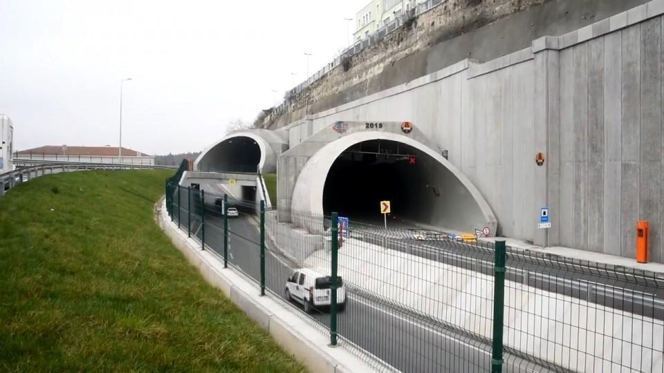 <p>Özellikle yapılan 8 tünel sayesinde İstanbul trafiği nefes aldı.Son iki yılda açılan tünellerle bile trafik yoğunluğu yüzde 58'den, yüzde 47'ye geriledi.</p>